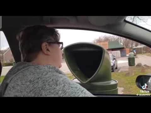 Gekke vrouw bij de Mac tegen prullenbak