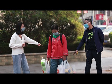 “婆婆也是媽！”看到兒媳婦當街嫌棄農村婆婆有人氣憤地說