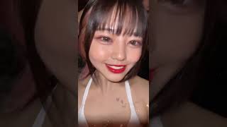 白ビキニ美女が顔をぷくーってしているね！