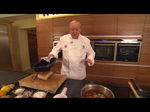 Alfons Schuhbeck bereitet seinen berühmten Schweinebraten zu