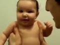 أب يرعب إبنته بضحكه مخيفه