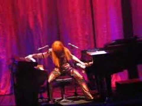 Tori Amos "Crucify" w sali kongresowej, 19.06.07