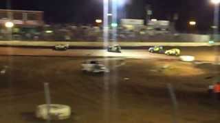 preview picture of video 'Heat race Grain Valley MO 10/5/13 Mod-Lite Mike Morrill #6'