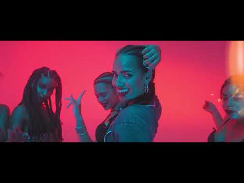 El Micha x Lady Laura   Me Va Mejor Video Oficial