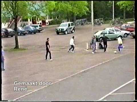 Straatvoetbal parkeerplaats Zandweerd Deventer 1995