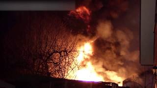preview picture of video 'Twistringen: 3 Garagen in Flammen - Feuer greift auf Wohnhaus über'