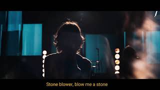 Arctic Monkeys | Don’t Forget Whose Legs You’re On [Lyric Video]