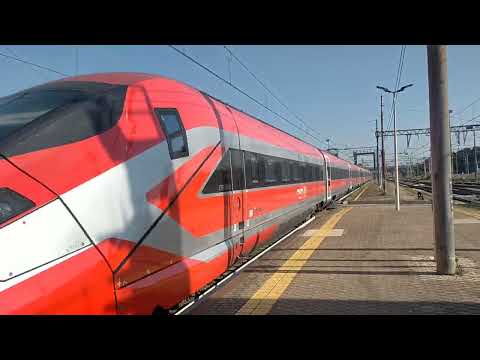 Partenza ad Alessandria FR 8623 ETR 1000 Torino Porta Nuova Roma Termini con pantografo scintillante