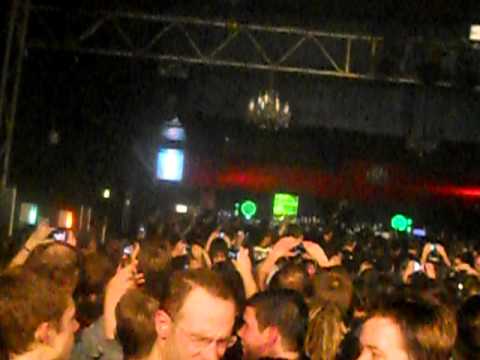 Donots live @ Frankfurt Batschkapp - 01.12.11 - Ingo lässt sich vom Publikum zur Bar tragen :D