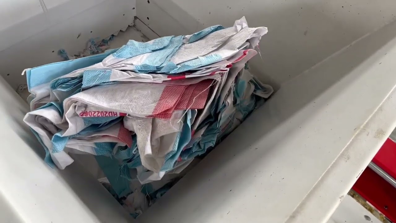 آلة تقطيع أحادية المحور تعمل على معالجة نفايات البلاستيك والخشب