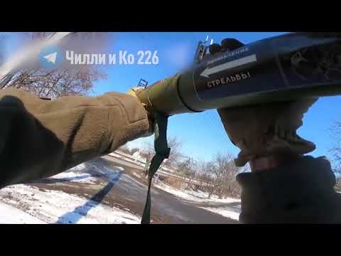 Ukraińcy strzelają do rosyjskich żołnierzy z prywatnego domu.