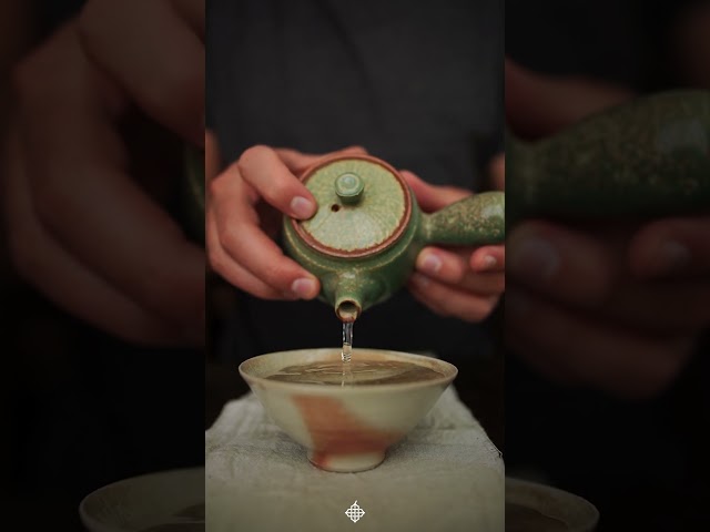 Vídeo relacionado con Kyusu - Tetera japonesa de cerámica Kyusu de 200 ml, con asa lateral y colador de acero inoxidable, tetera con una sola mano para preparar té verde, carbón
