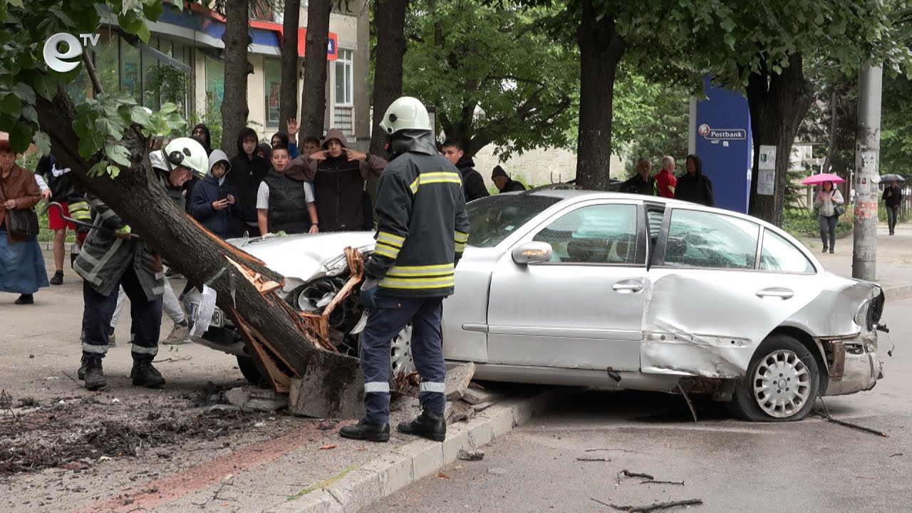 На косъм от трагедия: кола се разби в дърво до автобусна спирка в Хасково