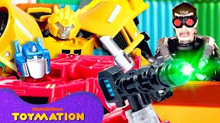Download lagu Bumblebee, Twitch, and More Transformers Bots Race Through Toy City! | Toymation mp3