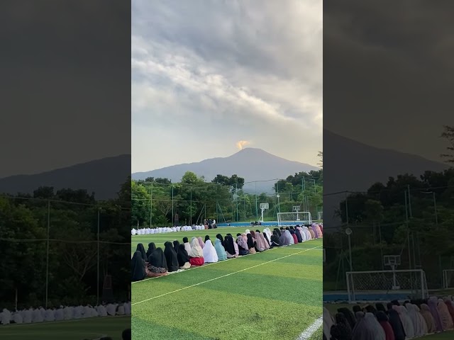 Suasana Sholat Idul Adha dengan View Gunung Slamet yang Indah