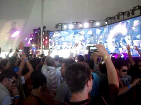 ELECTRIC ZOO FESTIVAL 2010 LIVE avicii playing robyn - hang with me (avicii remix)