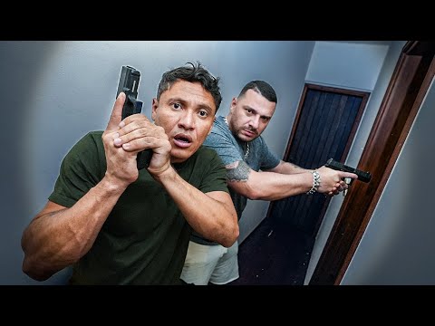 MEUS AMIGOS POLICIAS INVADIRAM A CASA DO CASEIRO !
