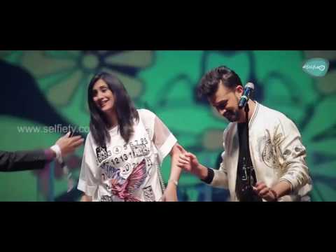 Atif Aslam With A Female Fan Singing Tere Sang Yaara Dubai Festival 2017
