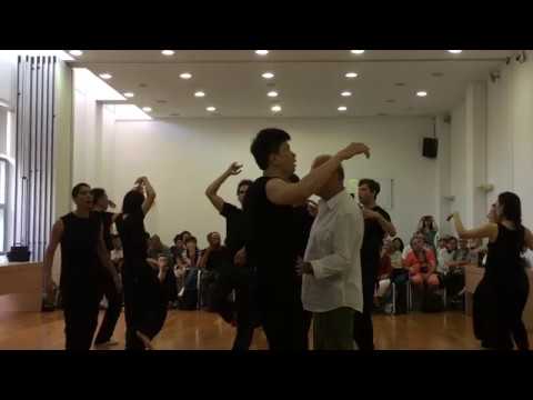 Η «άσκηση της αποδόμησης του τριγώνου» κατά την παρουσίαση της μεθόδου στο πλαίσιο του αφιερώματος Η επιστροφή του Διονύσου – Αφιέρωμα στον Θεόδωρο Τερζόπουλο. Ευρωπαϊκό Πολιτιστικό Κέντρο Δελφών (2018).