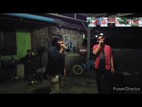 PARTOLU TRIO vs DONGAN'S TRIO Dalam membawakan lagu MEMORY TAO TOBA.