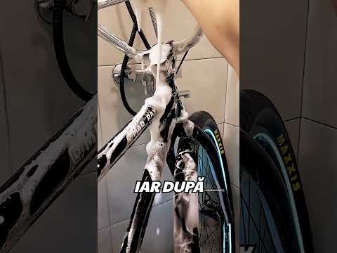 🚲🧼 Obsesia Ciudată A Acestui Ciclist Pasionat!