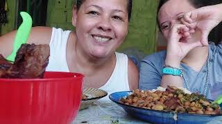 COMENDO FEIJÃO SECO RECHEADO COM TEMPERO E COLVE ARROZ FARINHA E CARNE DE SERTÃO ASSADA 