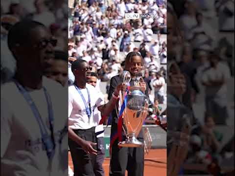 Dembélé, Doué, Zaïre-Emery et Barcola débarquent à Roland Garros avec les 2 LDC du PSG ! 🏆🤩