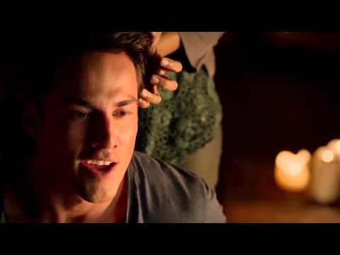 TVD 4X01 Klaus forces Bonnie to put him back in his body