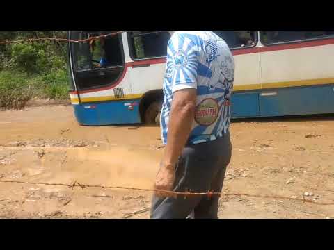 Busão de transporte misto escolar fazendo Rally na estrada das marrecas