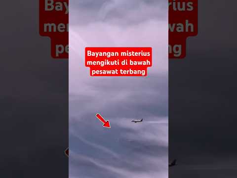Penampakan Aneh di Bawah Pesawat #shortvideos #airplane #misteri
