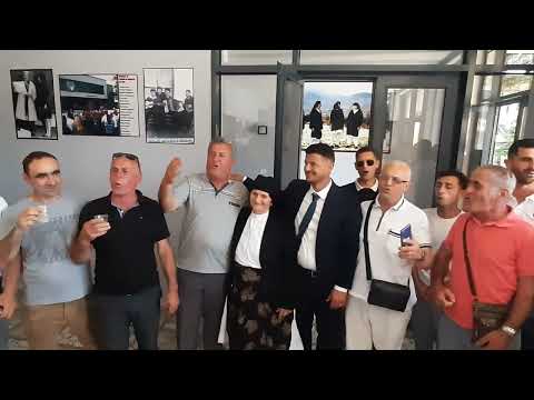 Grupi burrave te Asamblit Mirdite presin me kenge kryetarin e Bashkise Albert Melyshi.