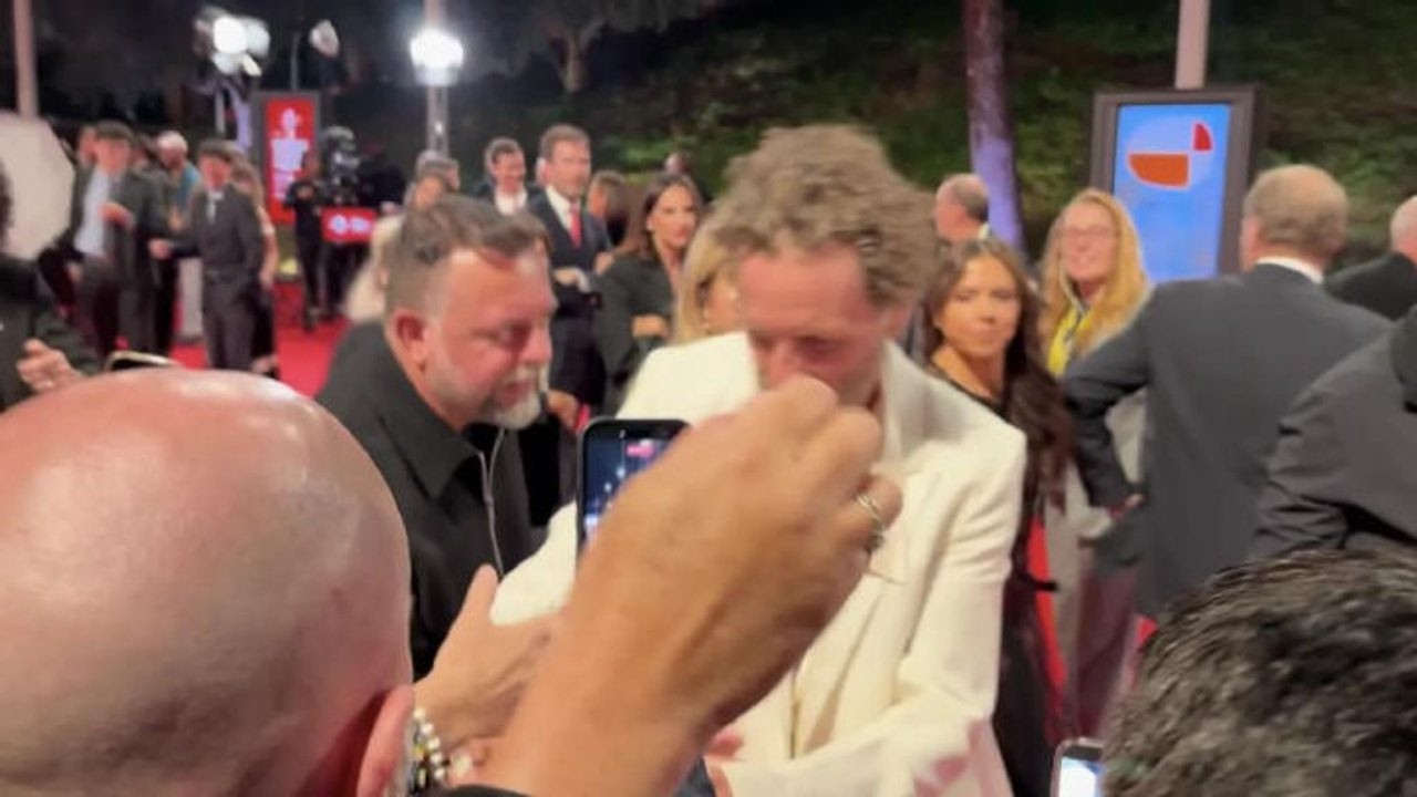 Jovanotti abbraccia e si inchina a Gianni Morandi sul red carpet della Festa del Cinema di Roma