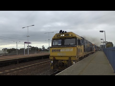 3VL92, 3VL20. NR67, 8117, NR65, NR25, G526 3XM4 Steel Passing North Shore Station