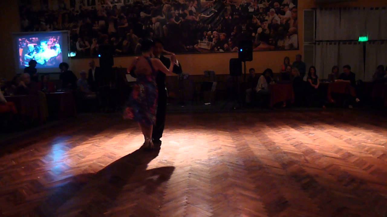 Julieta Qüesta y Rauli Choque bailan "Milonga del recuerdo" en el Parakultural Salón Canning