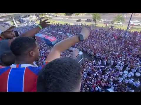 Essa torcida do #Bahia é espetacular, que festa linda na chegada do o ônibus na #Arena Fonte Nova.