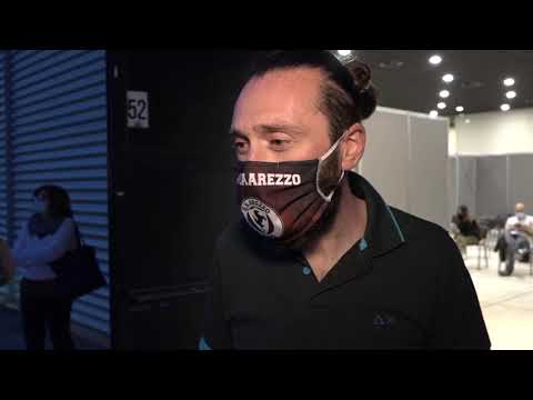 Vaccino Day con AstraZeneca per over 40, folla all'Arezzo Fiere e Congressi