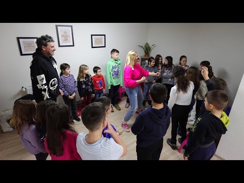 Cum îi antrenează Zoltan Lovas și Roxana Sabău pe cei mici la Academia de teatru ZoRo