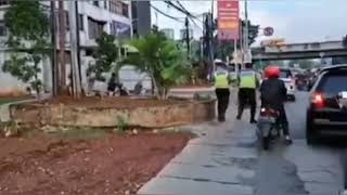 Download lagu AKSI PENGENDARA MOTOR YANG MENCOBA MENGHINDARI RAZIA POLISI NAMUN AKHIRNYA TERJATUH mp3 Download lagu AKSI PENGENDARA MOTOR YANG MENCOBA MENGHINDARI RAZIA POLISI NAMUN AKHIRNYA TERJATUH mp3