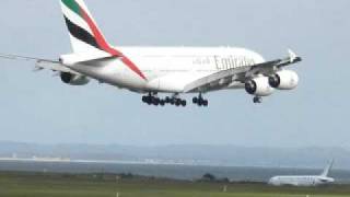 preview picture of video 'Emirates A380 landing Auckland New Zealand'