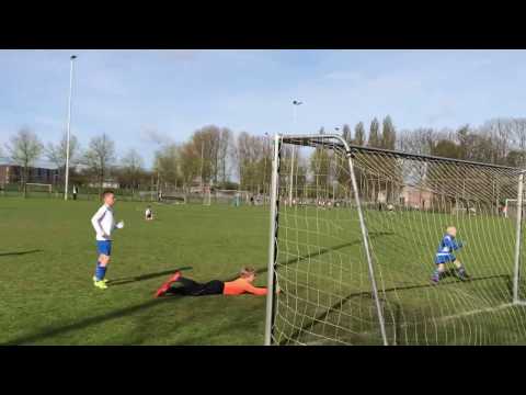 Melvin (8 jaar) - scoort de 1-0 tegen R.K.V.V. DEM JO9-1