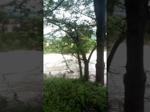 Daraja linalounganisha kijiji cha mkunywa na chaliisuka kata ya madibira hatarini kusombwa na maji