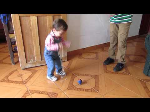 Niño haciendo bailar Trompo