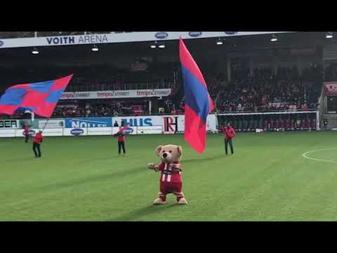 Maskottchen Paule tanzt zur Hymne des 1. FC Heidenheim