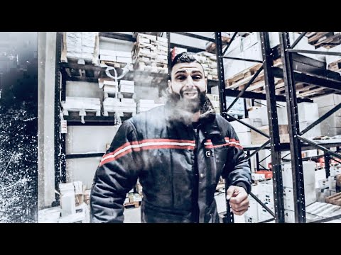 Bodybuilder wird im Großmarkt auseinander genommen