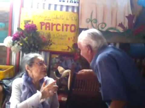 Luis Araneda El Baucha, le canta a Margot Loyola el bolero Solamente una vez