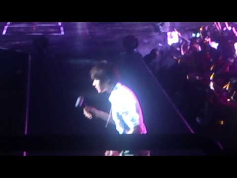 Woohyun & Myungsoo throwing candy!