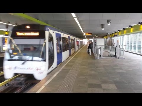 RET Metro 2*Type RSG3 buiten dienst over linkerspoor door station Zuidplein naar Waalhaven