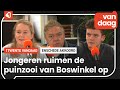 Studenten in gesprek met commissielid Erwin Versteeg over de afvalproblematiek