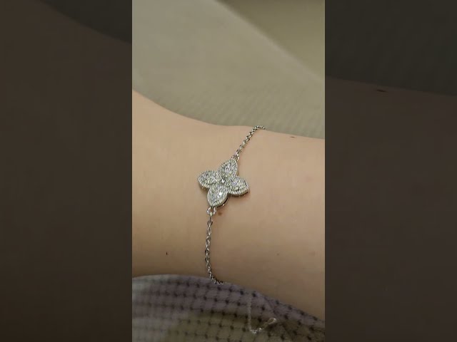 اسوارة روبرتو كوين وردة فضي مزينة بأحجار