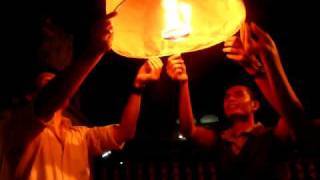 preview picture of video 'Lantern Balloons - Chet Yot Temple, Chiang Rai'